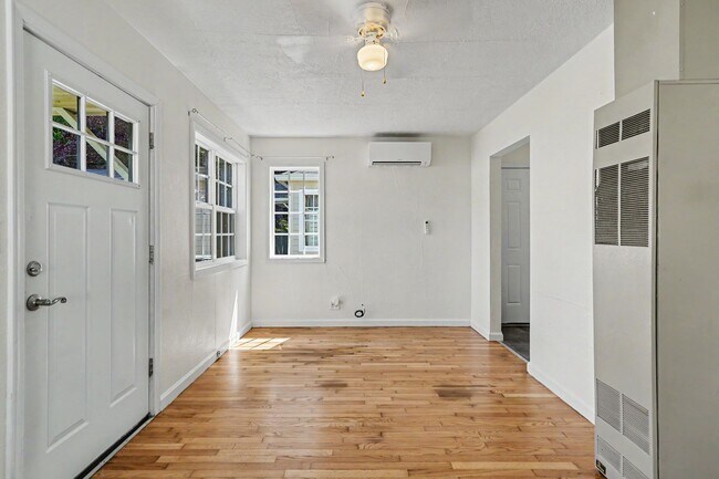 Building Photo - 19th 4-Plex - 000004