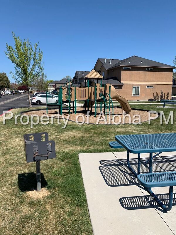 Building Photo - 1053 W Pine Ave