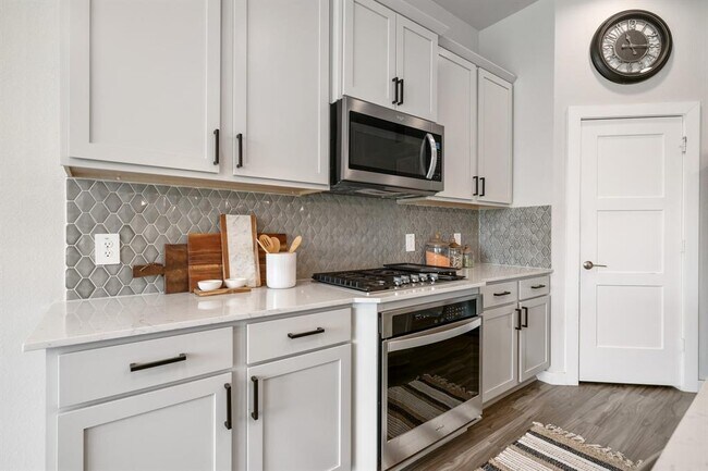 Building Photo - 14261 Lake Lodge Dr