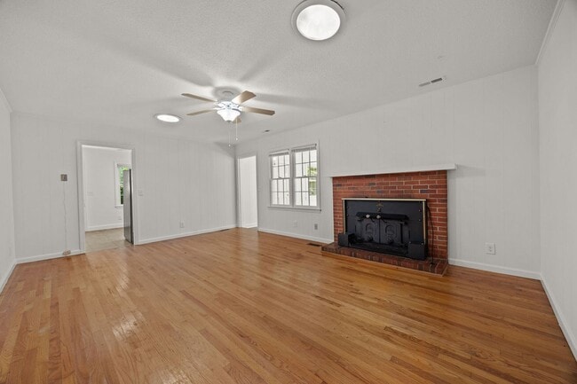 Building Photo - 3 Bed 2 Bath Just Outside Downtown Lilling...