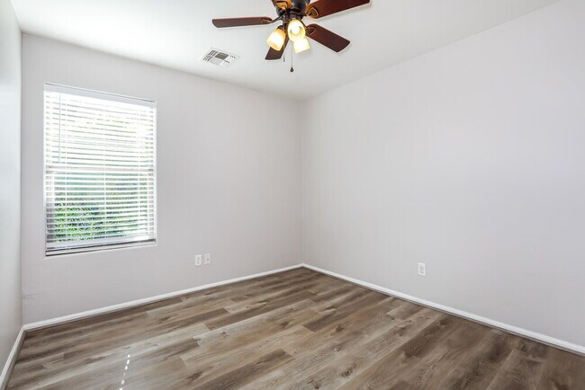 Building Photo - 38345 N Rusty Ln