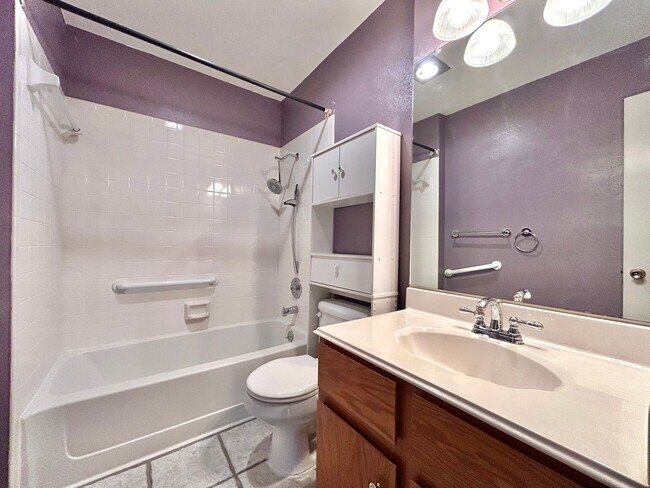 Building Photo - Comfortable & Nice 3BR / 2BA One-Level Home — Garage, Yard & Laundry Room