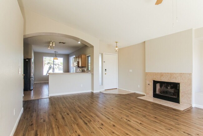 Building Photo - 8547 W Laurel Ln