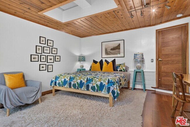 Building Photo - 1738 Topanga Skyline Dr