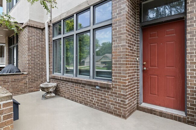 Building Photo - RARE 2 Bed, 2 1/2 Bath Townhome with Garage!