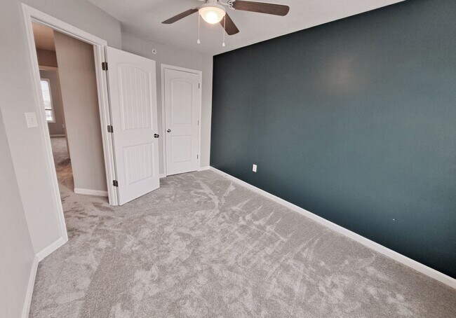 Building Photo - 3 Bed / 2-1/2 Bath  Single Family Town Home w/Attached1 Car Garage