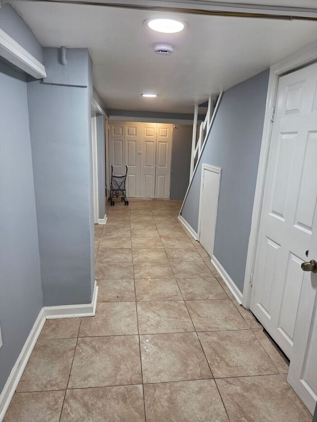 Building Photo - Spacious 3.5 BDR Apartment with Closed Front Balcony & Backyard Access!
