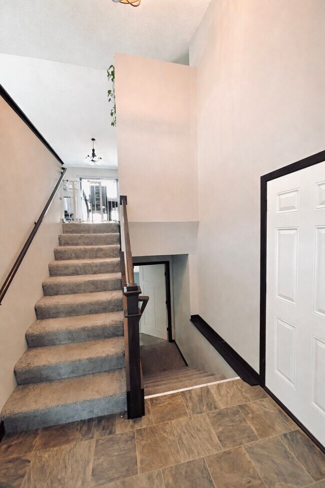 Building Photo - Beautiful 3bed 2bath Including a Master Suite