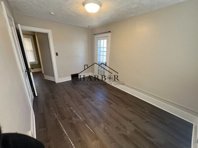 Building Photo - 405 1st St SW