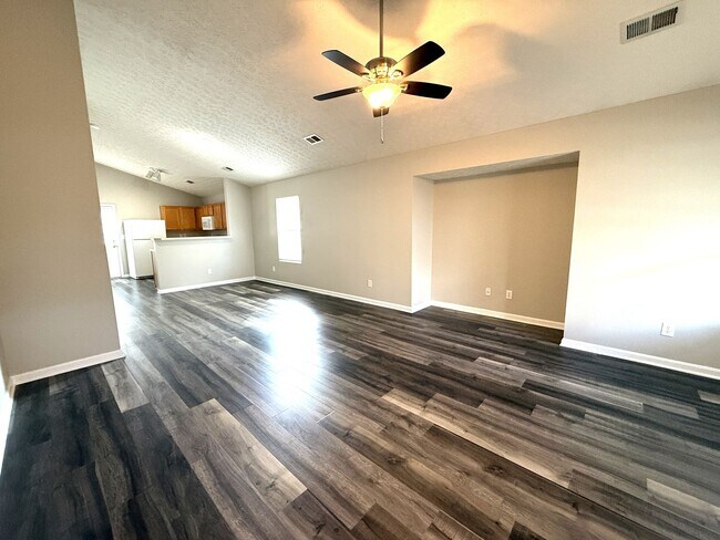 Building Photo - 3 Bedroom Home in the Village Wildwood Sub...