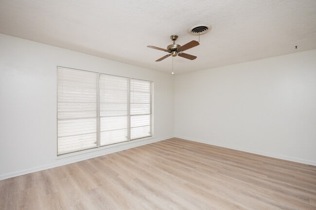 Building Photo - 1137 Bradshaw Dr