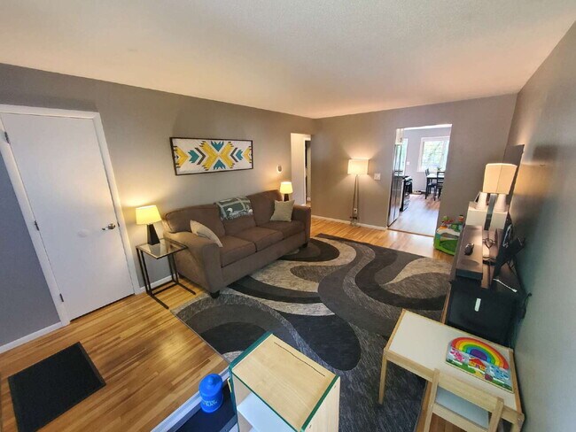 Building Photo - 4 bed 2 bath Comfortable and spacious single-family house, in NE Minneapolis