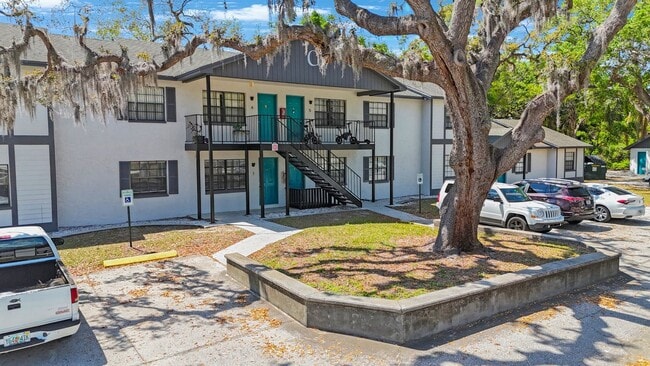 Building Photo - The Oaks at Safety Harbor 3 bedroom 2 bath