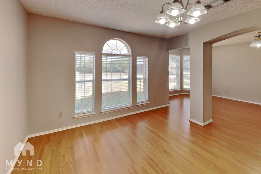 Building Photo - 3205 Meadowview Dr