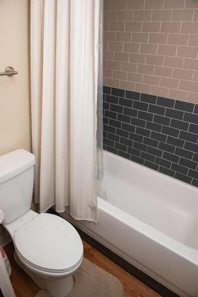 Building Photo - 534 E 7th Ave