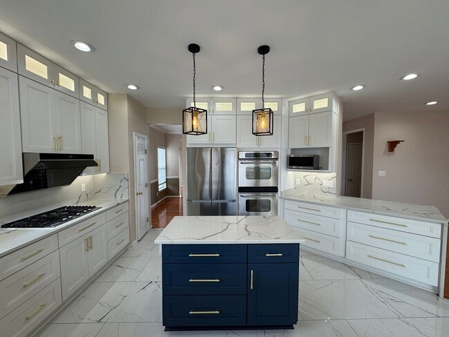 Building Photo - Stunning  4 Bed 3 Bath Home With Spacious ...