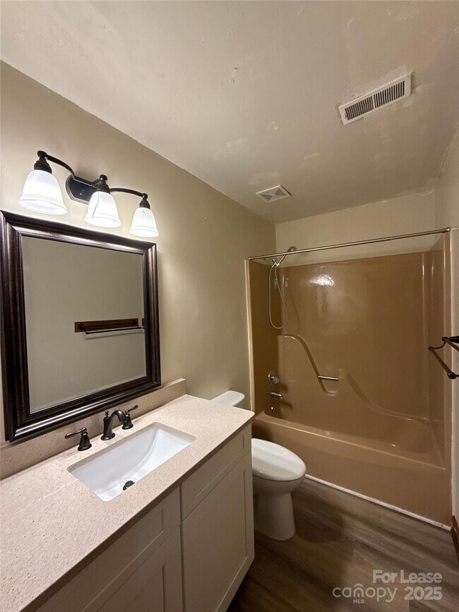 Building Photo - 217 Raintree Dr
