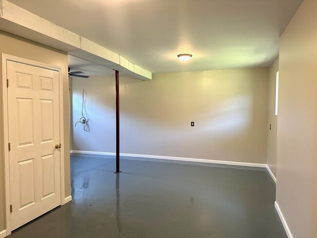 Building Photo - 3 bed/2 bath with bonus room & garage in Jonesborough, TN, $2000