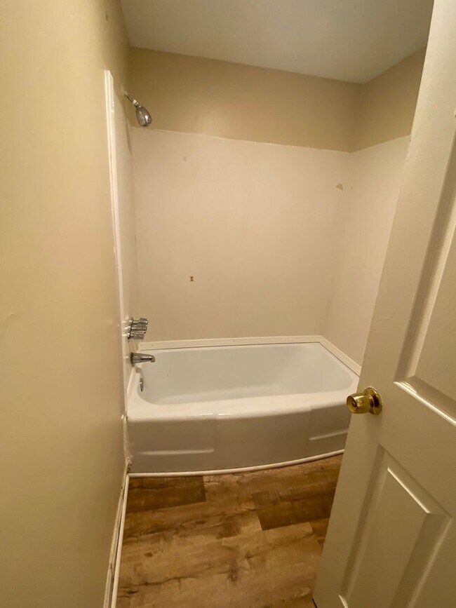 Building Photo - Cute 2 Bedroom Ranch!! Great deck and yard!