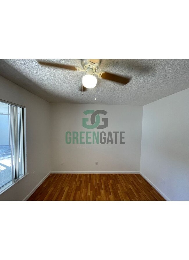 Building Photo - 3 BEDROOM 2 BATH HOME MOVE IN READY IN MOD...