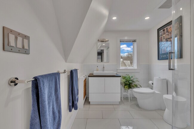 Building Photo - 42 Tanglewylde Ave