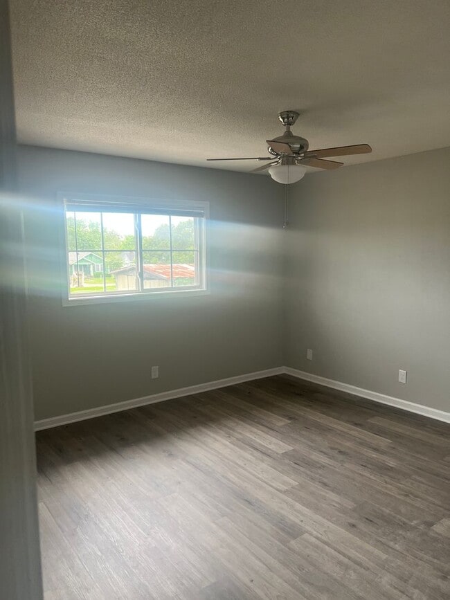 Building Photo - Remodeled Apartment 2 Bed / 1 Bath