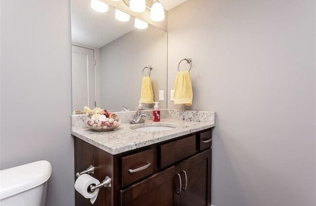 Building Photo - 580 NE Bowman Dr