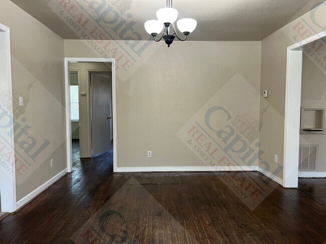 Building Photo - Spacious 3 Bedroom