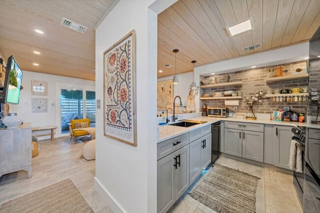 Building Photo - 317 Bream Ave