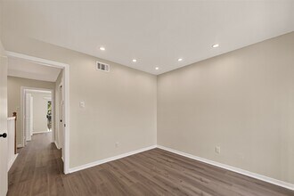Building Photo - 5056 Glenmont Dr