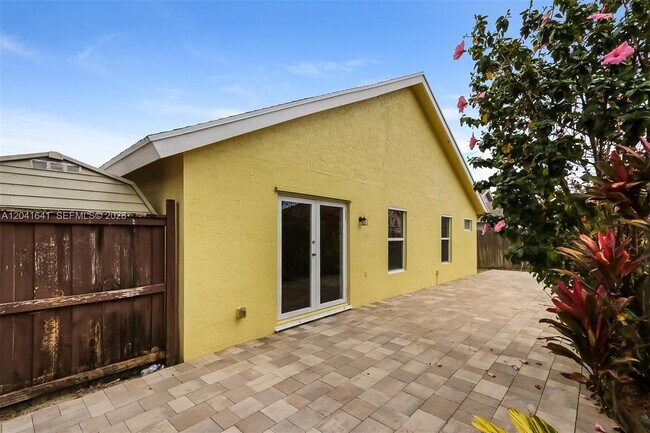 Building Photo - 6484 Robinson St