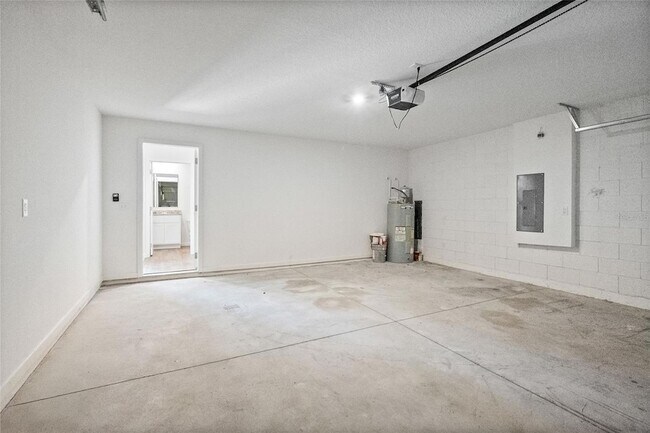 Building Photo - 612-612 Linnet Ct