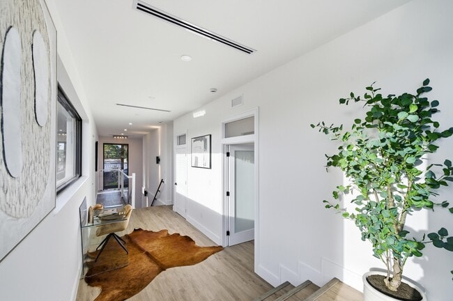 Building Photo - 1308 Avocado Isle