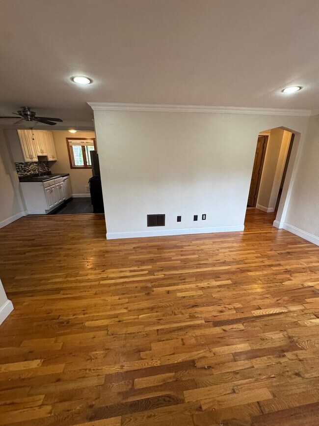Building Photo - Coraopolis - 3 Bedroom, 1 Bath - Charming ...