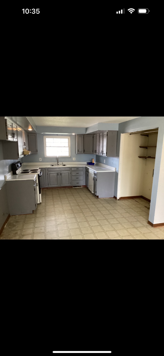 Building Photo - 495 Meadow Ln