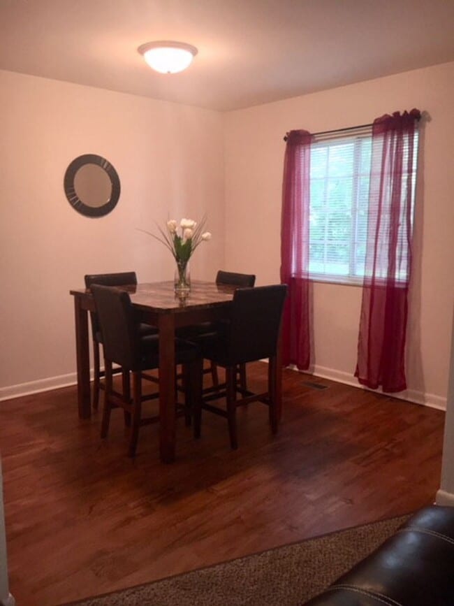 Building Photo - Spacious 3 bedroom 1.5 bath 1 MONTH FREE W...