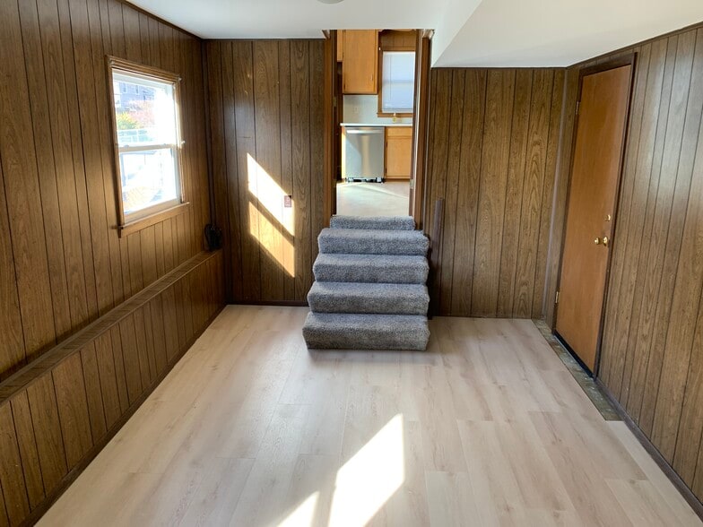 Building Photo - 9618 Outlook Dr