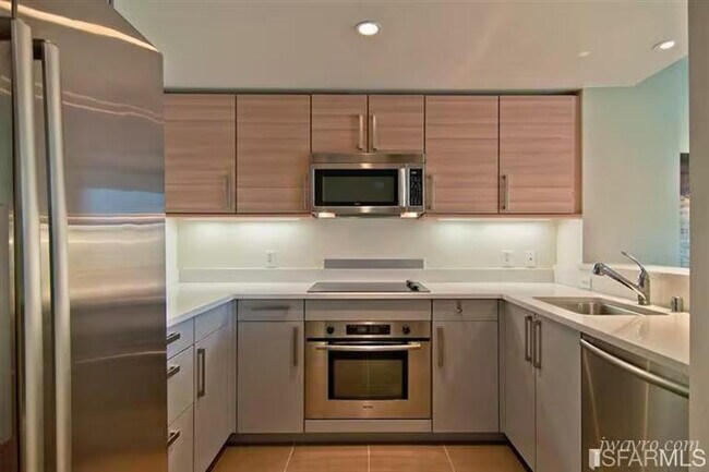 Building Photo - 555 4th St