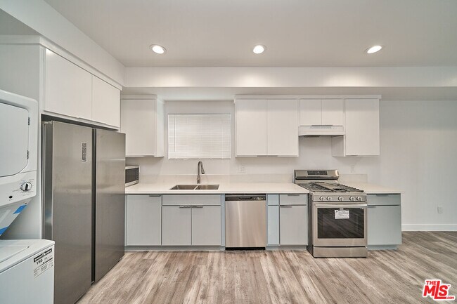 Building Photo - 603 1/2 W 41st St