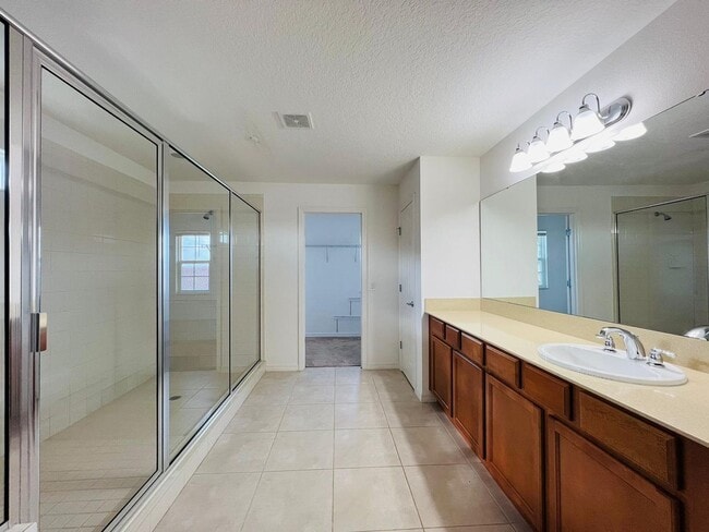 Building Photo - Luxury 5 Bedrooms 3 Bathrooms Single Family House For Rent