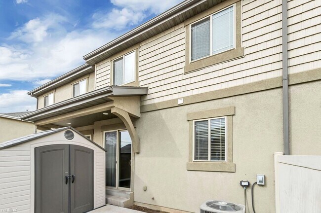 Building Photo - Beautiful Orem Townhouse