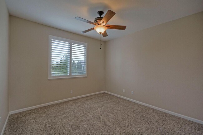 Building Photo - 4 Bedroom, 3 Bath - 3 Car Garage - Gorgeous!!!