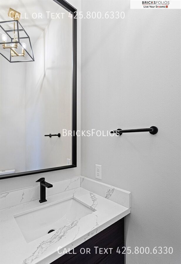 Building Photo - Move-In Ready Townhome with Ground Floor Suite & Views of Olympic Mountains