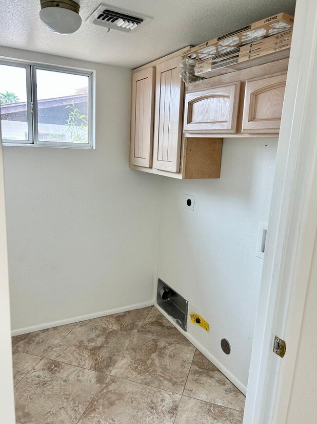 Building Photo - 2601 E Cinnabar Ave