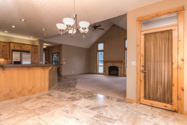 Building Photo - Award-winning, custom-built home in the highly-desired Cascade View Estates