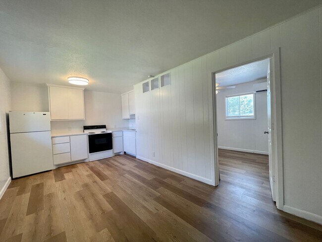 Building Photo - Spartanly Furnished Apartment 5 Miles to S...