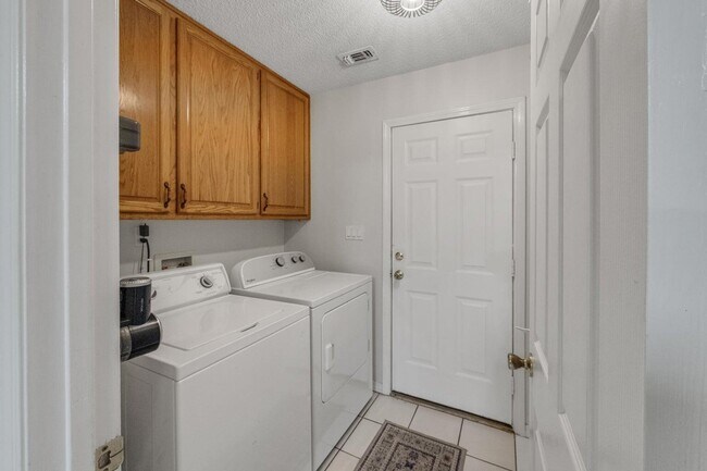 Building Photo - 6453 Garden Dr