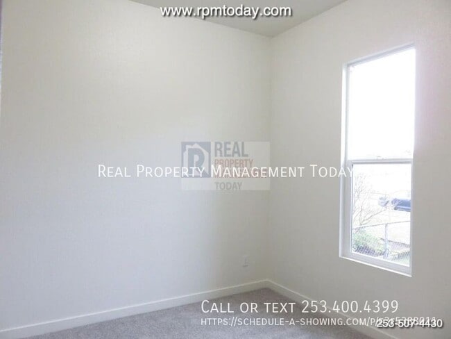 Building Photo - 703 S. Ainsworth-D