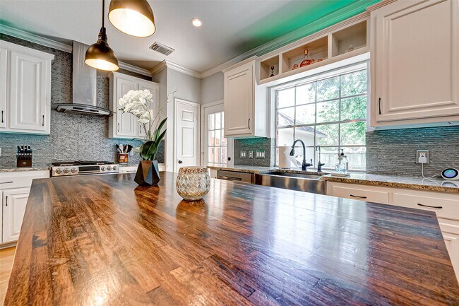 Building Photo - 14 Bradford Cir