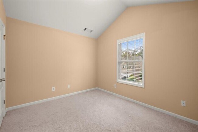 Building Photo - 5 Bedroom in Buford. Great School